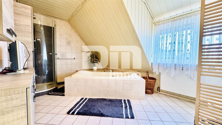Modernisiertes Zweifamilienhaus mit Maisonettebereich in Panorama Traumlage + Garage / Terrasse - DG Badezimmer / Whirlpool / Dusche
